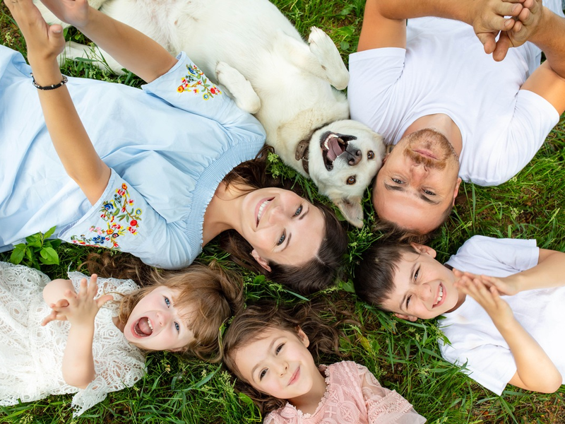 Kinder und Fellnasen - tierisch beste Freunde / PURINA-Studie: Hunde und Katzen können die soziale und emotionale Entwicklung von Kindern fördern - Foto: presseportal.de