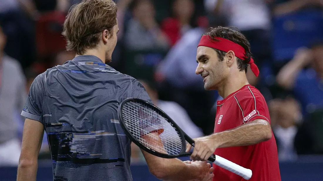2019 trafen Alexander Zverev und Roger Federer in Shanghai zum letzten Mal aufeinander. - Bild: Andy Wong/AP/dpa