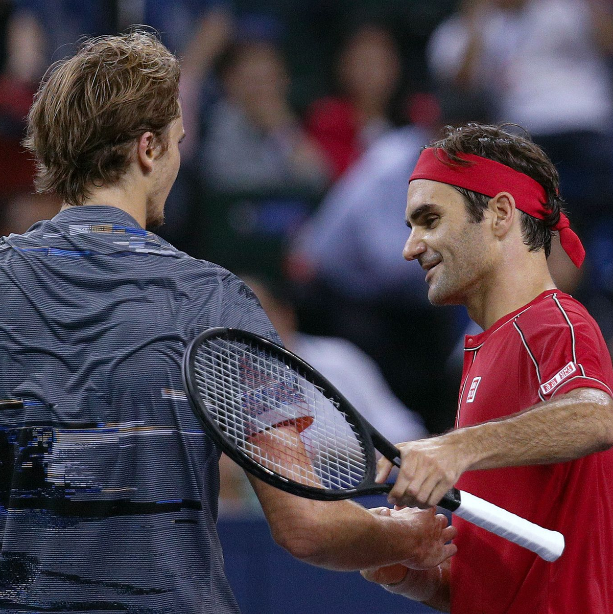 2019 trafen Alexander Zverev und Roger Federer in Shanghai zum letzten Mal aufeinander. - Foto: Andy Wong/AP/dpa