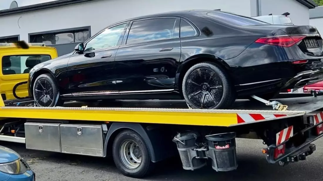ZOLL-E: Staatsanwaltschaft Würzburg und Zollfahndung Essen - Haftbefehl wegen Embargoverstoss mit Luxusautos - Bild: presseportal.de