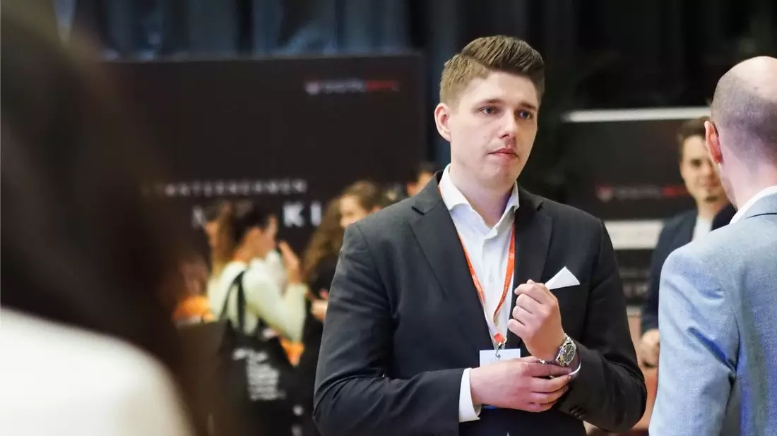 Dennis Berse von der AdRock Marketing GmbH: Kundengewinnung im Online-Marketing in Zeiten des Konsumrückgangs - Bild: presseportal.de
