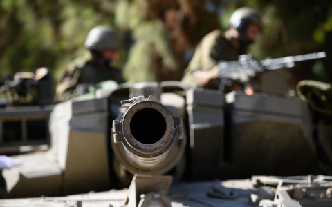 Israelische Soldaten auf einem Panzer an der Grenze zum Libanon (Archivbild) - Foto: Ayal Margolin/Jini via XinHua/dpa