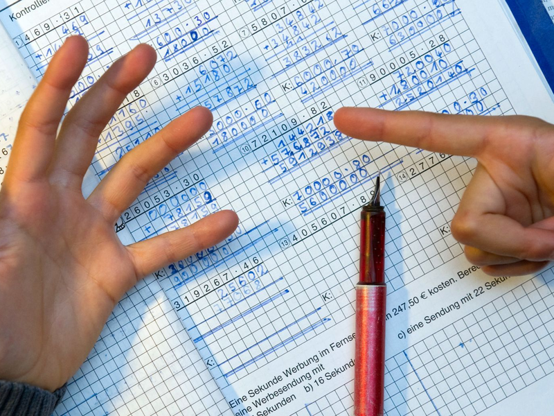 Kleine Kinder sollten nach Forscherangaben das Zählen mit den Fingern lernen. Bei über Achtjährigen deute es eher auf Matheschwierigkeiten hin. (Archivbild) - Foto: Patrick Pleul/dpa-Zentralbild/dpa