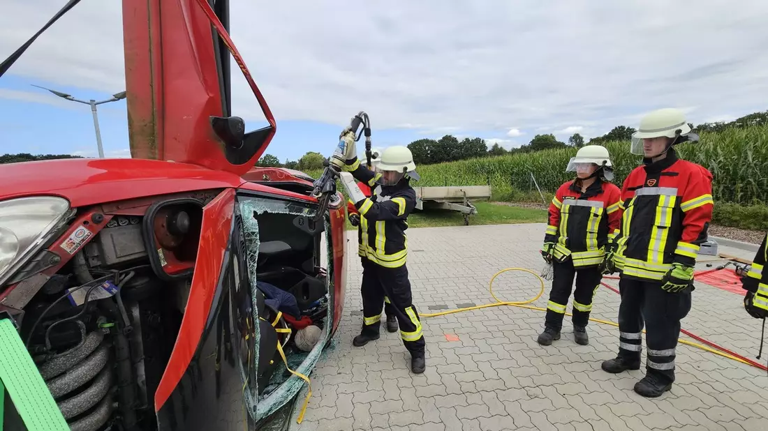 FFW Schiffdorf: Gemeindefeuerwehr trainiert Zusammenarbeit für schwere Verkehrsunfälle - Bild: presseportal.de
