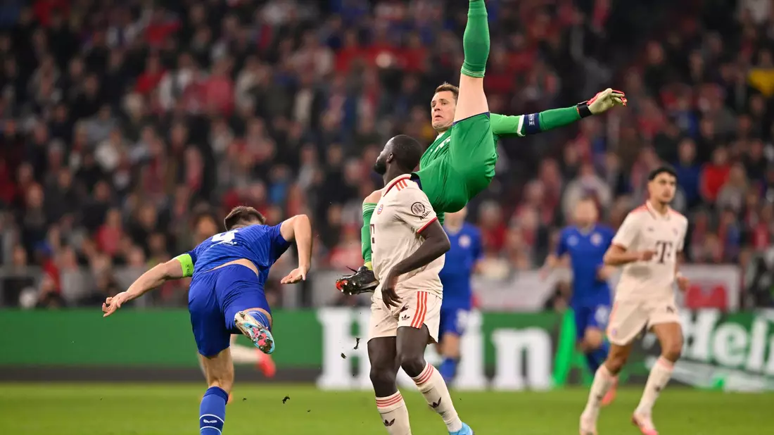 Manuel Neuer (oben) gibt nach seiner Auswechslung Entwarnung. - Bild: Michael Weber/Eibner-Pressefoto/dpa