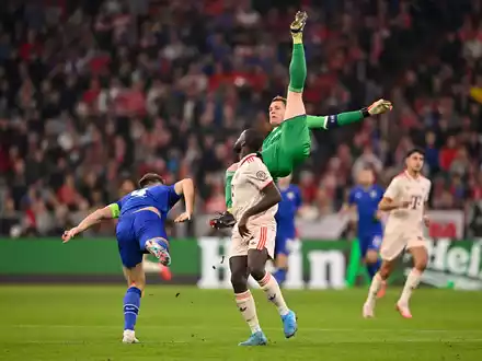 Bei dieser Rettungstat gegen Zagreb verletzt sich Manuel Neuer (oben). - Foto: Michael Weber/Eibner-Pressefoto/dpa