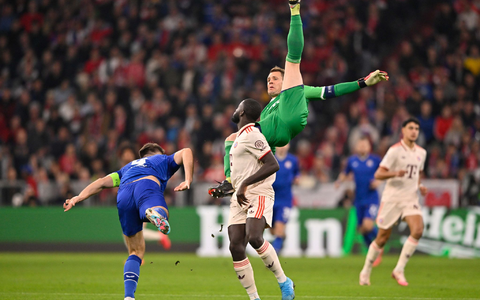 Bei dieser Rettungstat gegen Zagreb verletzt sich Manuel Neuer (oben). - Foto: Michael Weber/Eibner-Pressefoto/dpa Bei dieser Rettungstat gegen Zagreb verletzt sich Manuel Neuer (oben). - Foto: Michael Weber/Eibner-Pressefoto/dpa