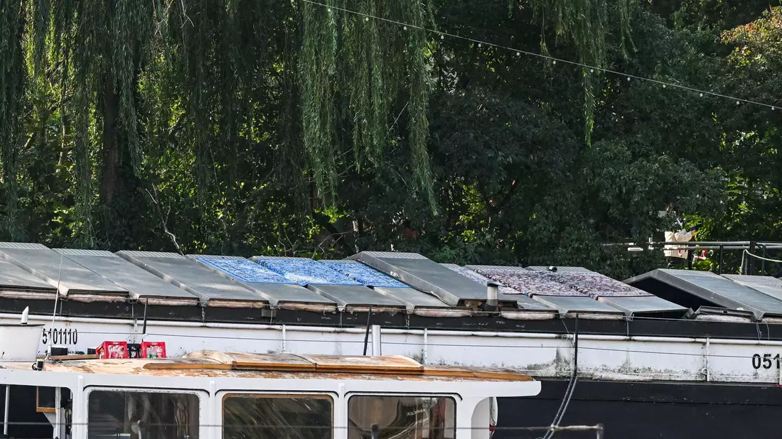 Bei einem Partyboot auf der Berliner Spree ist ein Metalldach eingestürzt.  - Bild: Jens Kalaene/dpa