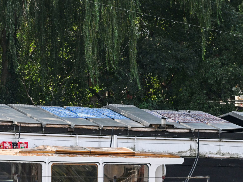 Bei einem Partyboot auf der Berliner Spree ist ein Metalldach eingestürzt.  - Foto: Jens Kalaene/dpa
