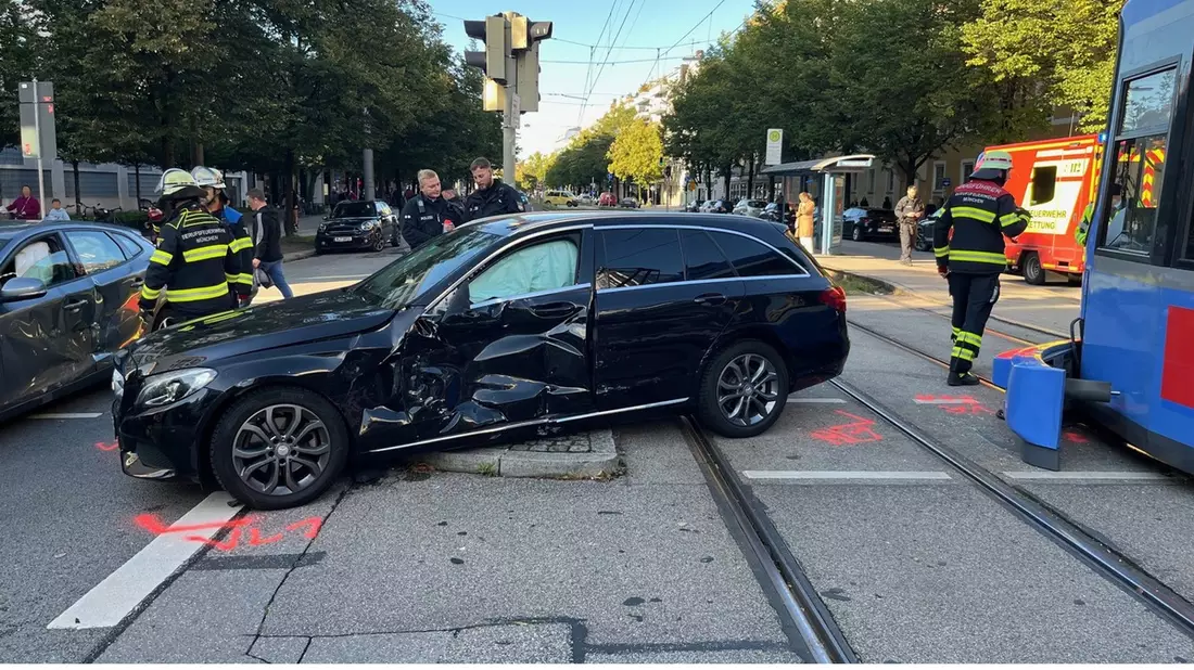 FW-M: Straßenbahn kollidiert mit Pkw (Schwabing-West) - Bild: presseportal.de