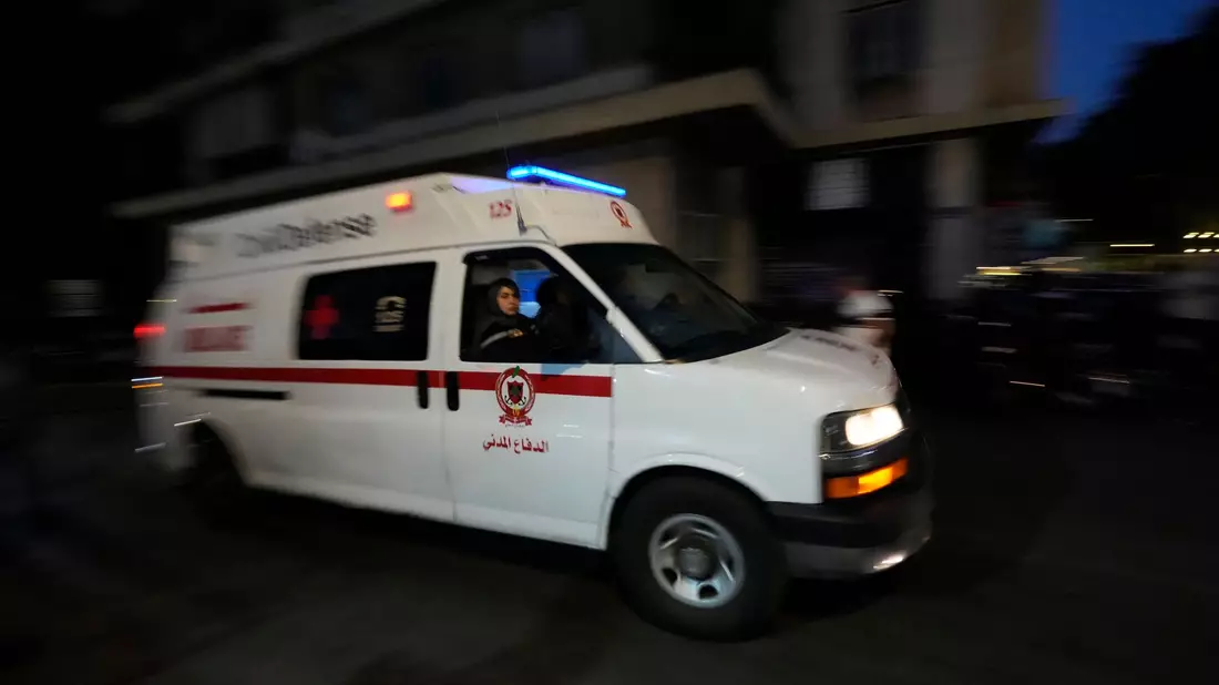 Dutzende Krankenwagen sind nach den Explosionen im Libanon im Einsatz - Bild: Hassan Ammar/AP/dpa