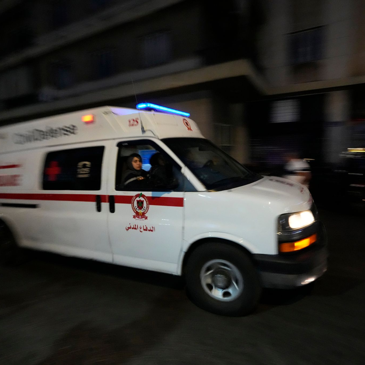 Dutzende Krankenwagen sind nach den Explosionen im Libanon im Einsatz - Foto: Hassan Ammar/AP/dpa