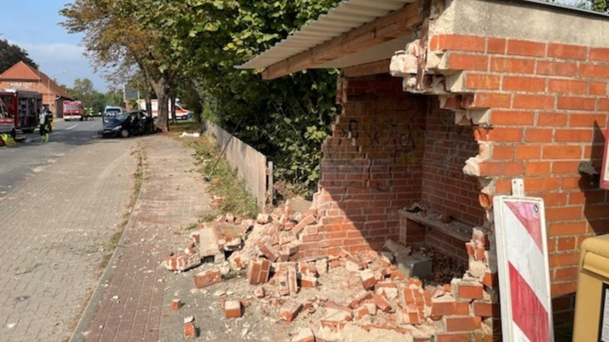 POL-LG: ++ Pkw kommt von der Fahrbahn ab - mit Bushaltestelle und Baum kollidiert - schwer verletzt ++ 