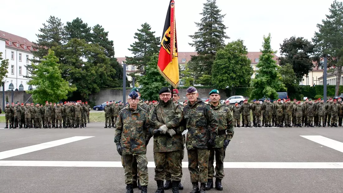 Feierliche Übergabe des Kommandos über das Landeskommando Baden-Württemberg - Bild: presseportal.de