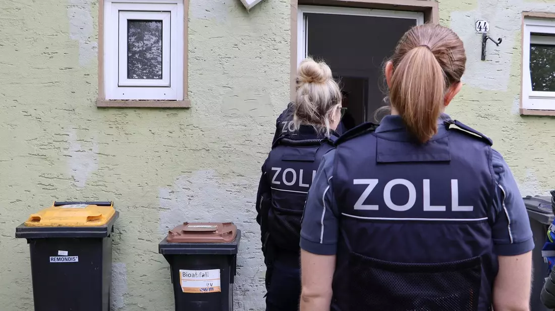 HZA-MS: Häusliche 24h-Pflege: Zoll durchsucht Unternehmenskomplex wegen Schwarzarbeit und illegaler Beschäftigung / Durchsuchungen auch in Rumänien - Schaden von mindestens 2,2 Mio. Euro vermutet - Bild: presseportal.de