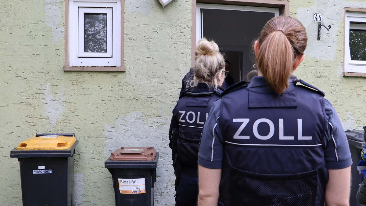 HZA-MS: Häusliche 24h-Pflege: Zoll durchsucht Unternehmenskomplex wegen Schwarzarbeit und illegaler Beschäftigung / Durchsuchungen auch in Rumänien - Schaden von mindestens 2,2 Mio. Euro vermutet - Foto: presseportal.de