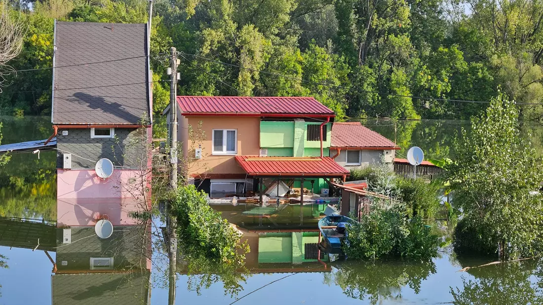 In der Slowakei ist das Hochwasser noch nicht überstanden. - Bild: Milan Drozd/TASR/dpa