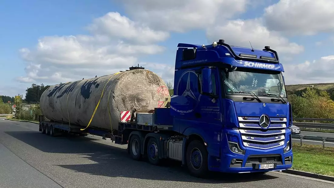 POL-LDK: + Verkehrsdienst stoppt Schwertransport + Diebstahl aus Kleidercontainer + Folie an 250 Heuballen zerschnitten + Einbruch in Imbiss + Leichtkraftrad angefahren - Zeugen gesucht + - Bild: presseportal.de