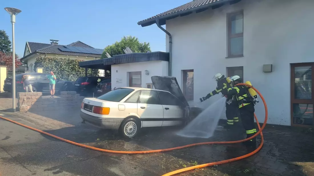 FW Hennef: B 3 - PKW Brand, Sirenenalarm, Feuerwehr verhindert Brandausbreitung auf Gebäude - Bild: presseportal.de