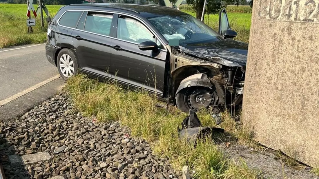 POL-COE: Dülmen, Dernekamp/ Auto und Zug kollidieren - Bild: presseportal.de