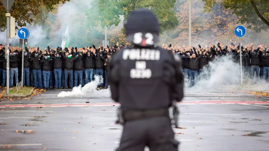 Der deutsche Fußball erarbeitet Vorschläge gegen Gewalt rund um die Spiele. - Bild: Moritz Frankenberg/dpa