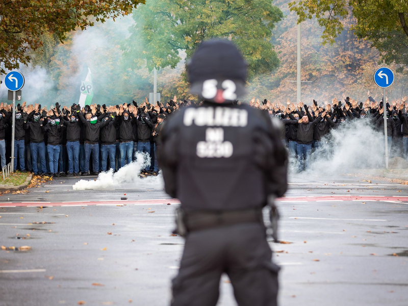 Der deutsche Fußball erarbeitet Vorschläge gegen Gewalt rund um die Spiele. - Foto: Moritz Frankenberg/dpa