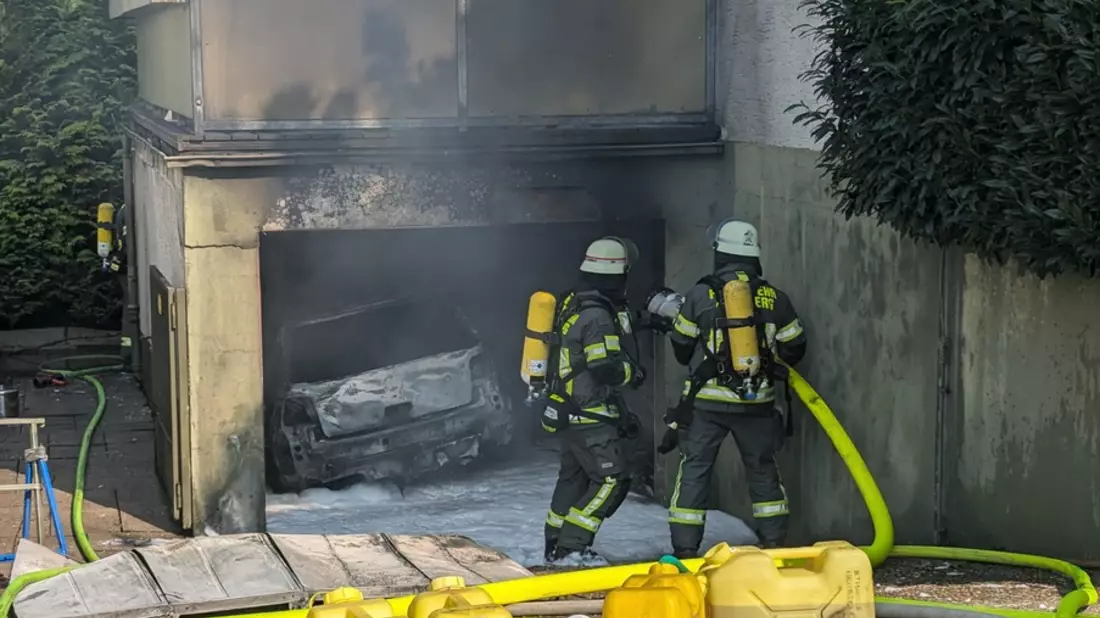 FW-AR: Auto brennt in Garage komplett aus - Bild: presseportal.de