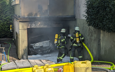 FW-AR: Auto brennt in Garage komplett aus - Foto: presseportal.de