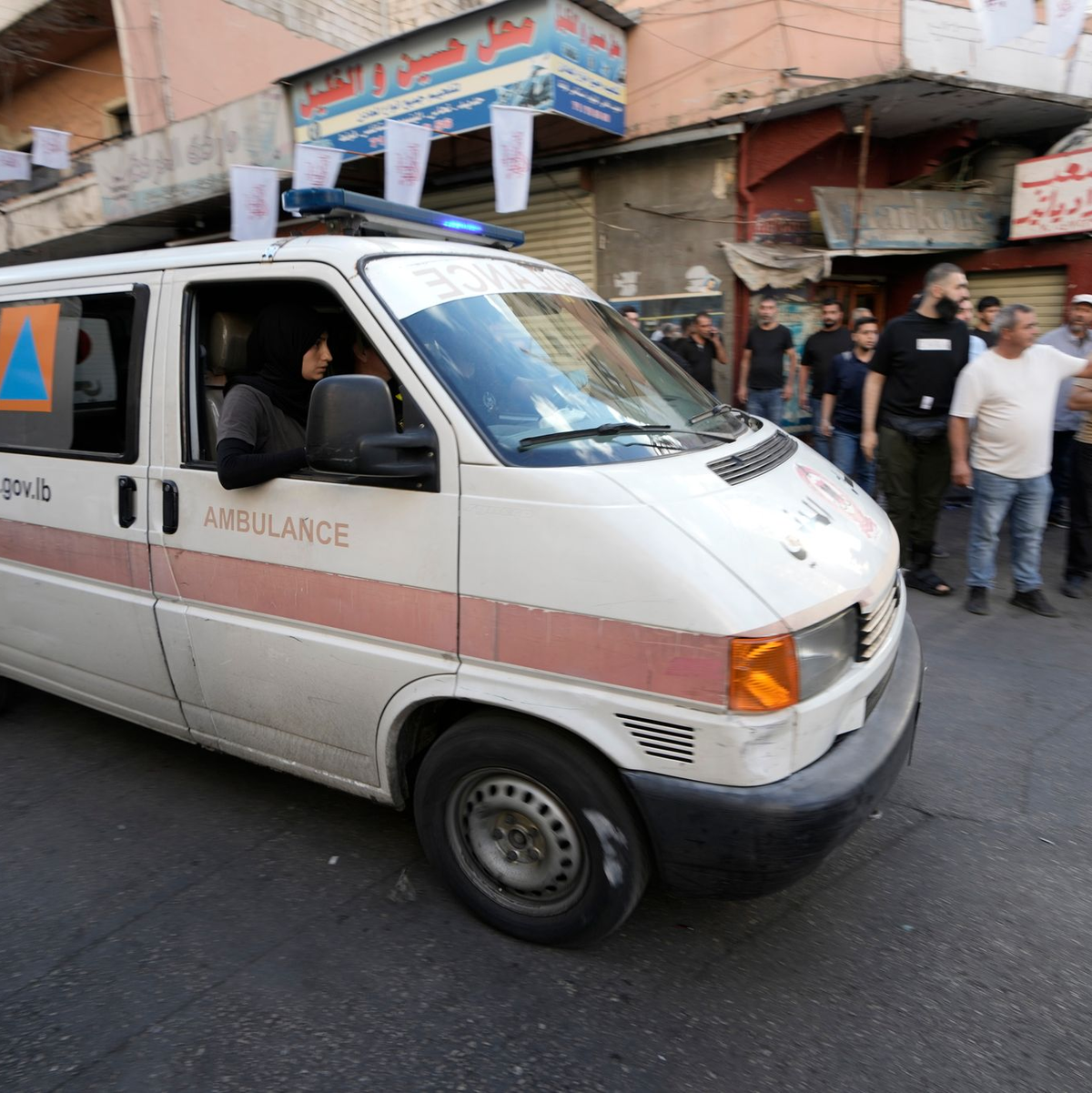 Während der Beerdigungszeremonien knallte es - und Panik machte sich breit. - Foto: Bilal Hussein/AP/dpa