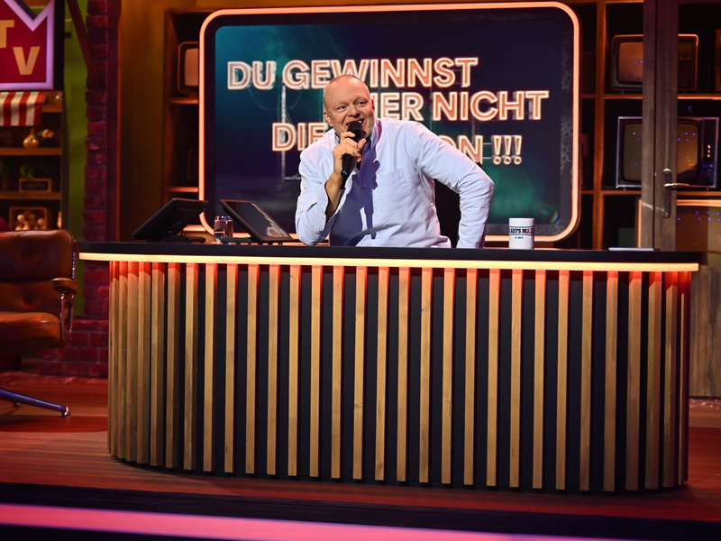 Stefan Raab stellte in der zweiten Folge seiner neuen Show die Rubrik Raab sitzt vor. - Foto: Julia Feldhagen/Raab Entertainment/RTL/dpa