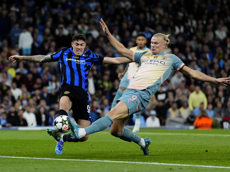 City-Star Erling Haaland (r) konnte Inters Verteidigung nicht überwinden. - Foto: Nick Potts/PA Wire/dpa