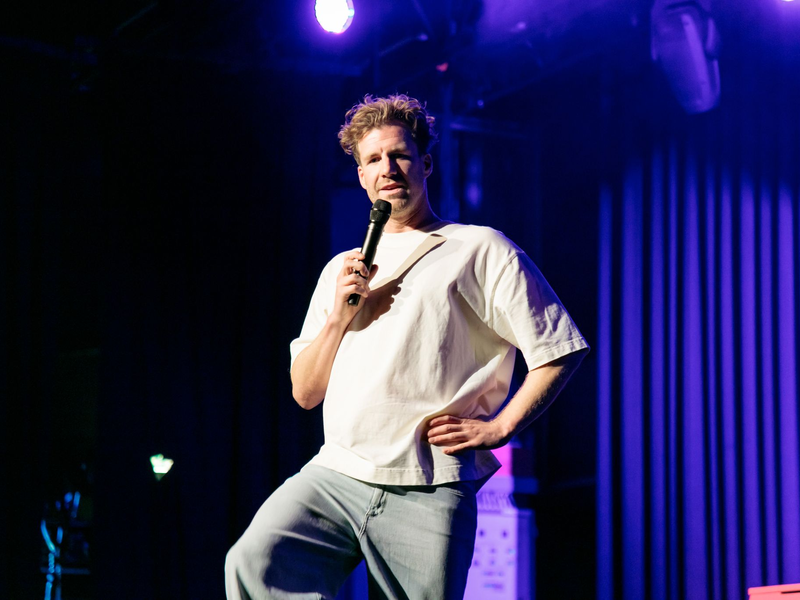 «Ich mag unkorrekte Witze», sagt Mockridge. - Foto: Michael Baumgartner/Kito/dpa