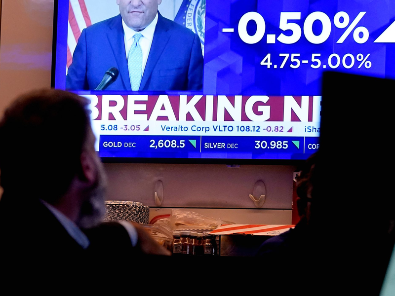 Die US-Notenbank Fed sagt weitere Zinssenkungen voraus.  - Foto: Richard Drew/AP