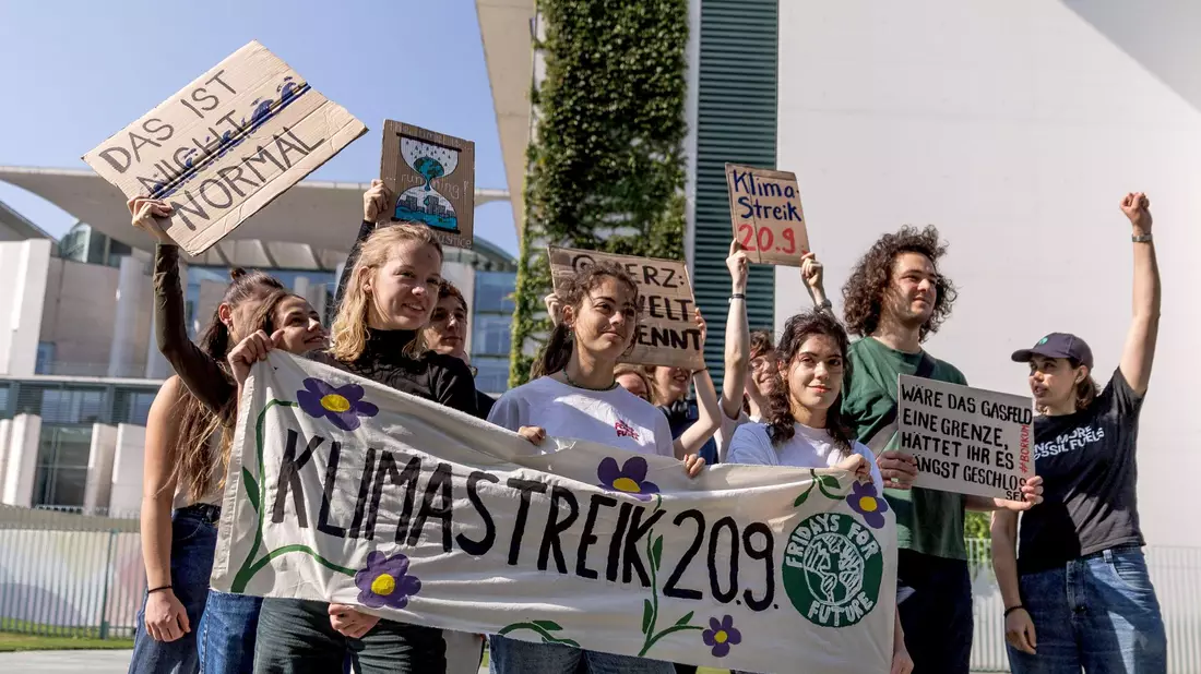 In Berlin ruft Fridays for Future heute zum Klimaprotest vor dem Kanzleramt auf. (Archivbild) - Bild: Carsten Koall/dpa