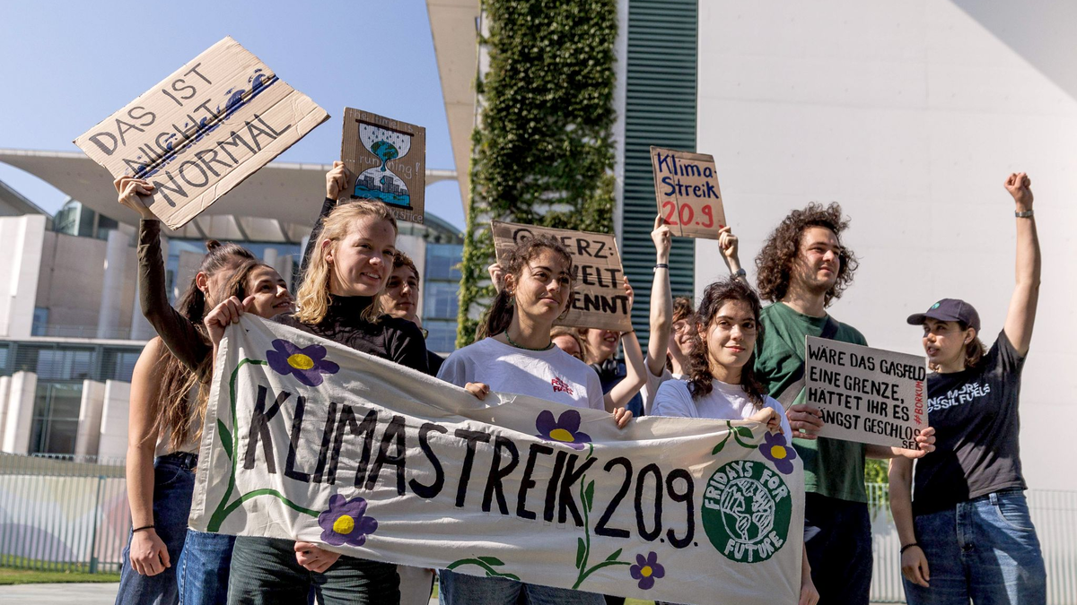 Wollen am Freitag in mehr als 100 Orten auf die Straße gehen: Klimaschützer von Fridays for Future.  - Foto: Carsten Koall/dpa
