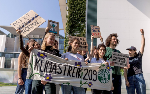 In Berlin ruft Fridays for Future heute zum Klimaprotest vor dem Kanzleramt auf. (Archivbild) - Foto: Carsten Koall/dpa In Berlin ruft Fridays for Future heute zum Klimaprotest vor dem Kanzleramt auf. (Archivbild) - Foto: Carsten Koall/dpa