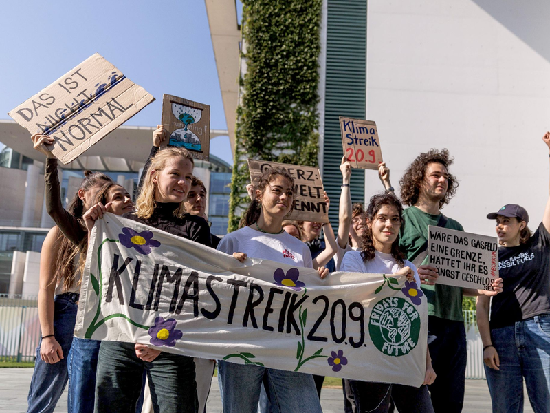 In Berlin ruft Fridays for Future heute zum Klimaprotest vor dem Kanzleramt auf. (Archivbild) - Foto: Carsten Koall/dpa