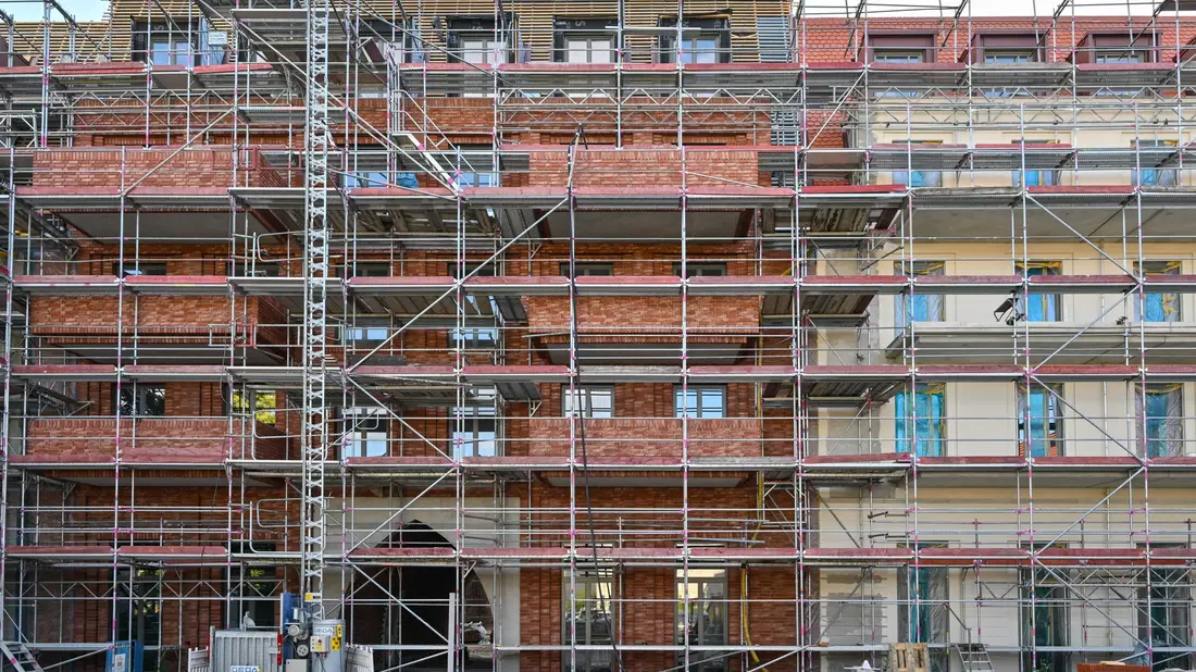 Das Gewos-Institut erwartet eine Erholung am Immobilienmarkt - denn Wohnraum ist etwas erschwinglicher geworden (Archivfoto). - Bild: Patrick Pleul/dpa