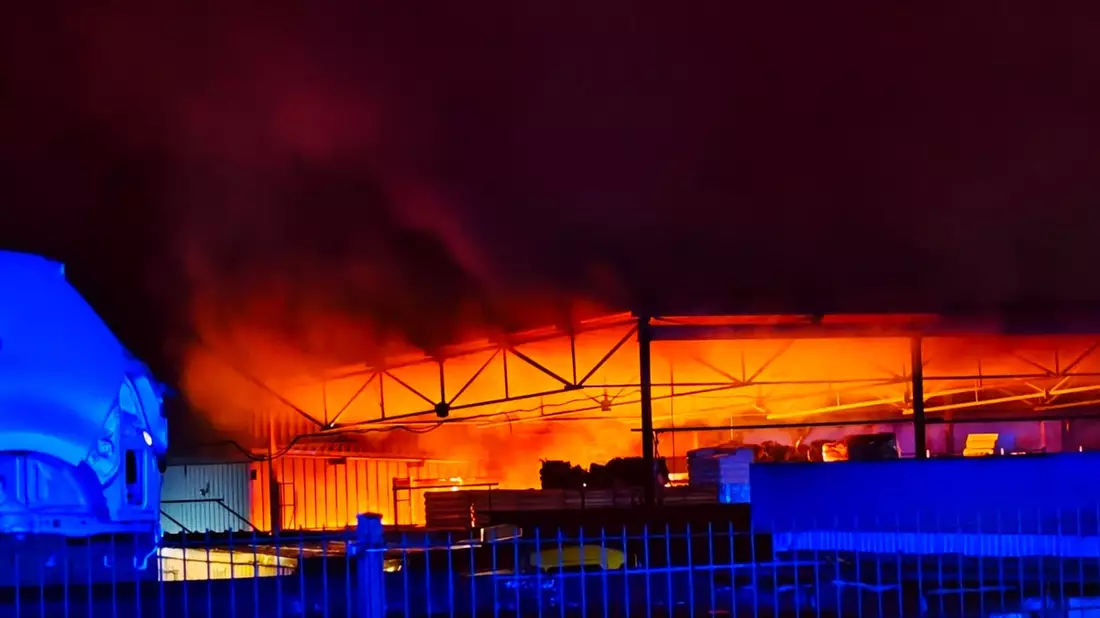 FW Dresden: Brand bei einem KFZ-Handel - Bild: presseportal.de
