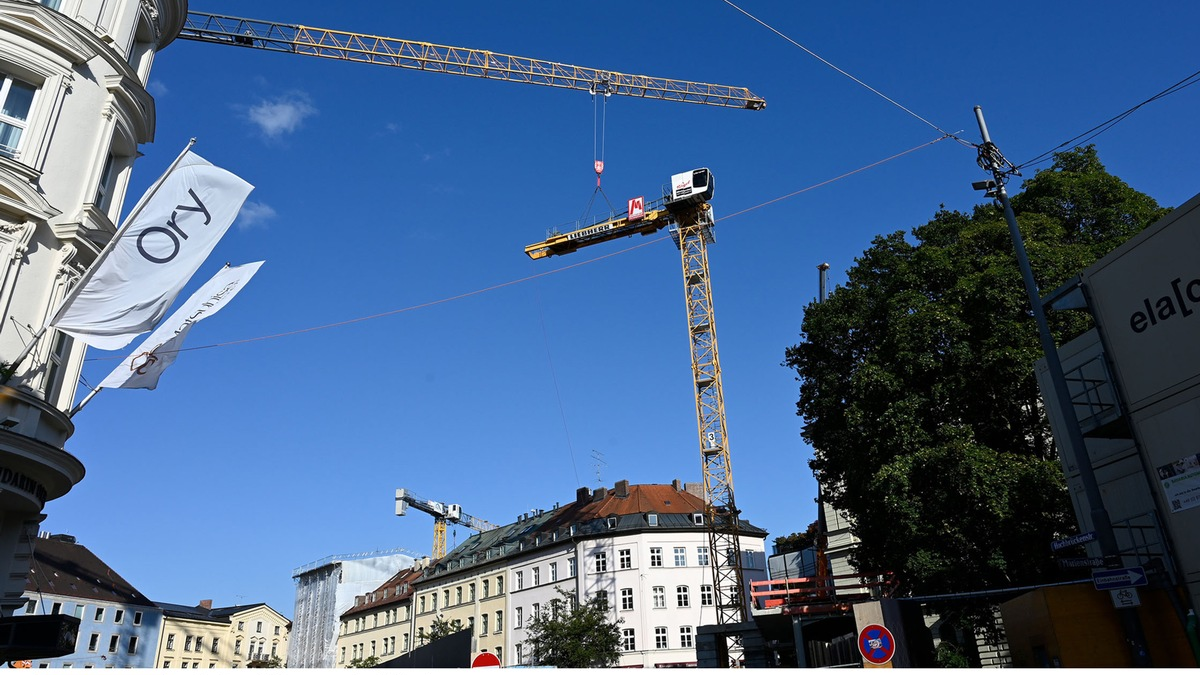 FW-M: Feuerwehr sichert zwei Baukräne (Altstadt/Obermenzing) - Foto: presseportal.de