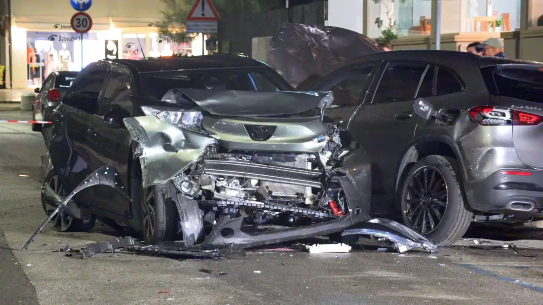 Auf den Bürgersteigen an der Unfallstelle lagen immer noch Kleidungsstücke der Unfallopfer sowie Teile des beschädigten Autos. - Bild: N5 Desk/NEWS5/dpa