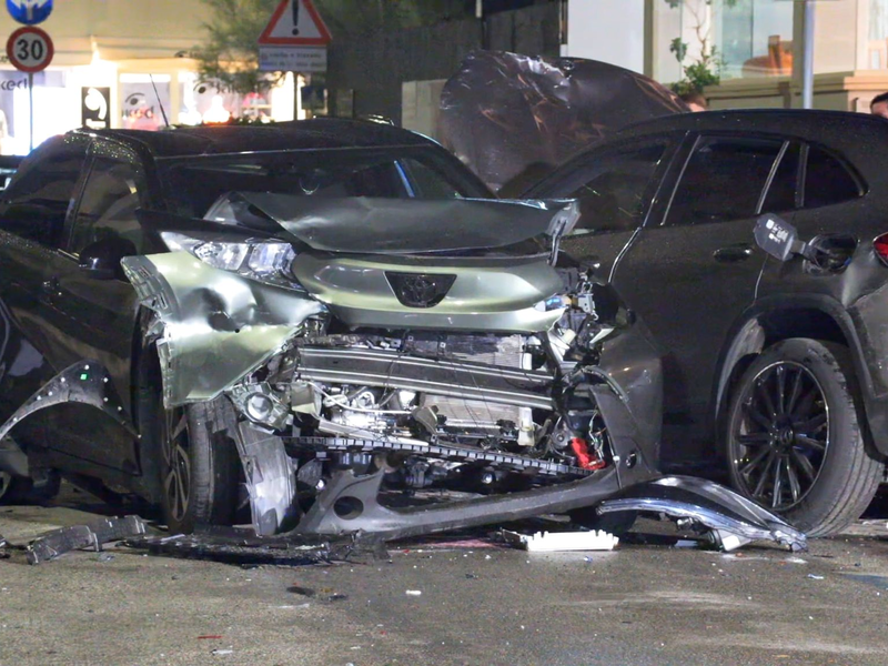 Auf den Bürgersteigen an der Unfallstelle lagen immer noch Kleidungsstücke der Unfallopfer sowie Teile des beschädigten Autos. - Foto: N5 Desk/NEWS5/dpa
