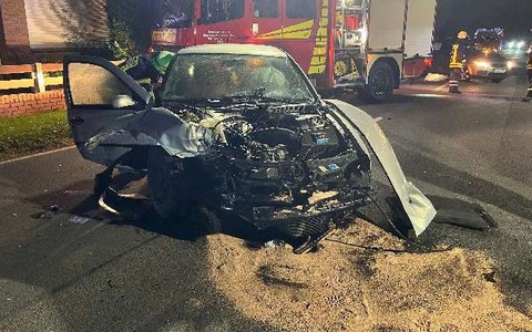 POL-NI: Eystrup - VW-Fahrer kommt von Fahrbahn ab und kollidiert mit einem Baum - Foto: presseportal.de
