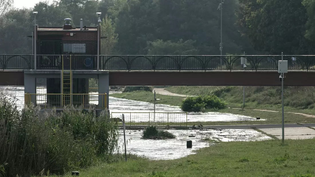 Die Hochwasserwelle in der Oder hat die niederschlesische Stadt Breslau erreicht. (Foto aktuell) - Bild: Krzysztof Cwik/PAP/dpa
