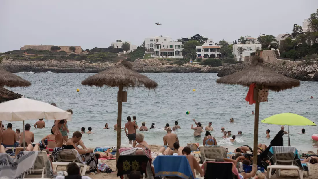 Die Rettungsdrohnen könne auch Schwimmwesten abwerfen. (Foto Produktion) - Bild: Clara Margais/dpa