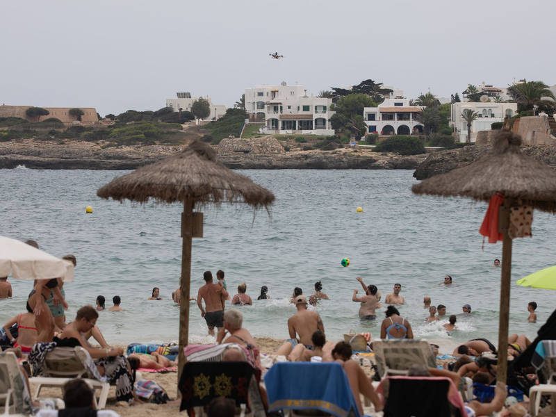 Die Rettungsdrohnen könne auch Schwimmwesten abwerfen. (Foto Produktion) - Foto: Clara Margais/dpa