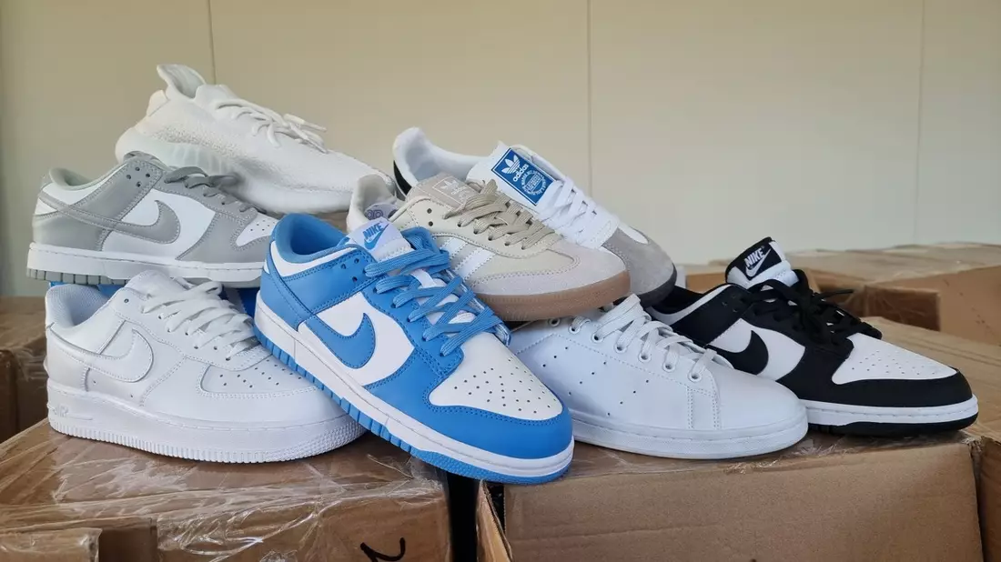 HZA-HST: Großer Aufgriff gefälschter Sneaker durch den Stralsunder Zoll ./. Etwa 4.900 Paar gefälschter Schuhe der Marken Adidas und Nike sichergestellt - Bild: presseportal.de