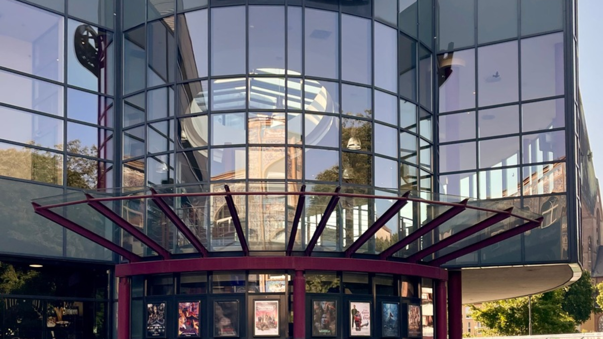 Kein Schüler sollte von der Schule abgehen, ohne Schindlers Liste gesehen zu haben! / Kinobetreiber starten Initiative und zeigen 