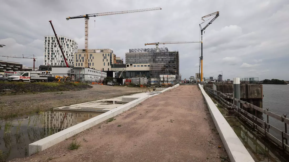 Die Eröffnung des Überseequartiers in der Hamburger Hafencity verzögert sich weiter. Nun sogar bis 2025. (Archivbild) - Bild: Christian Charisius/dpa