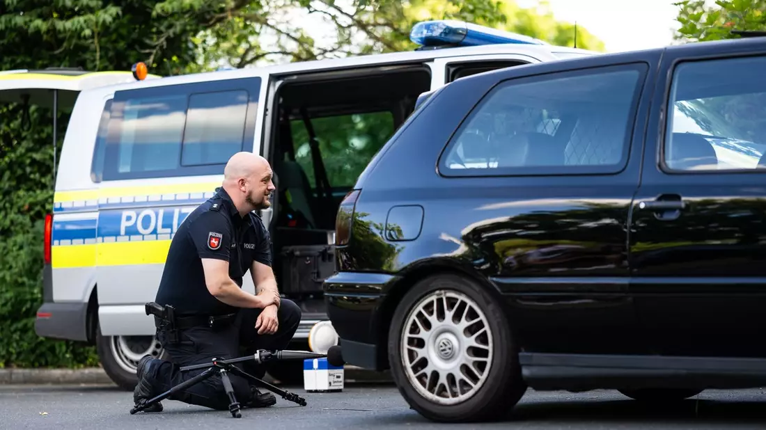 POL-LG: ++ Tuning-Talk mit der AG Poser - Sa. 28.09.24 - 17 - 20 Uhr im Rahmen des 3. CCS.Meet Tuningtreffenns in Dannenberg ++ Polizeibeamte bieten lockere Fachgespräche, Beratung und ... - Bild: presseportal.de